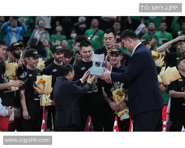 辽宁男篮捧起CBA总冠军奖杯，震撼夺冠十连冠王朝再现